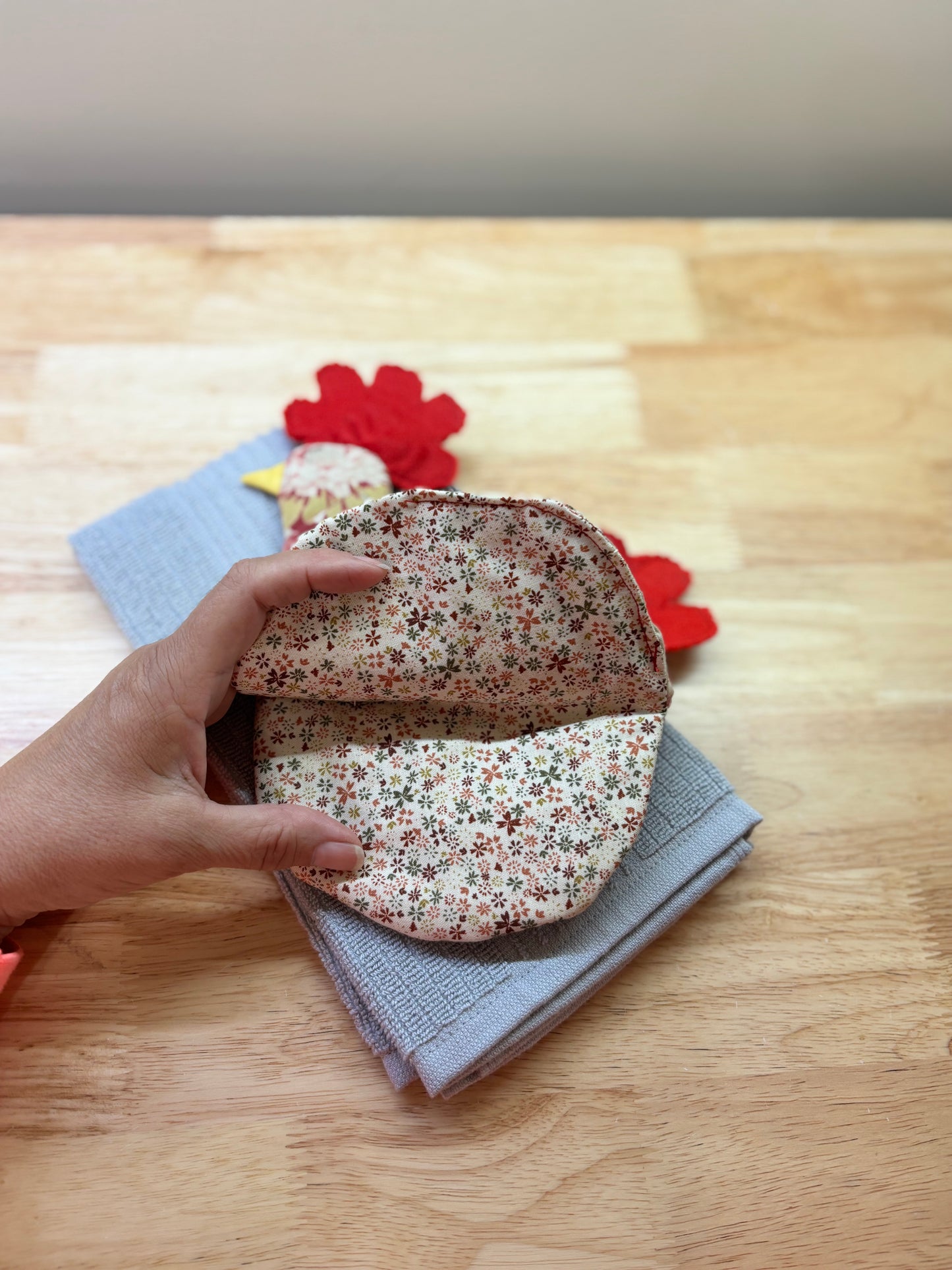 Quilted chicken oven mitt only