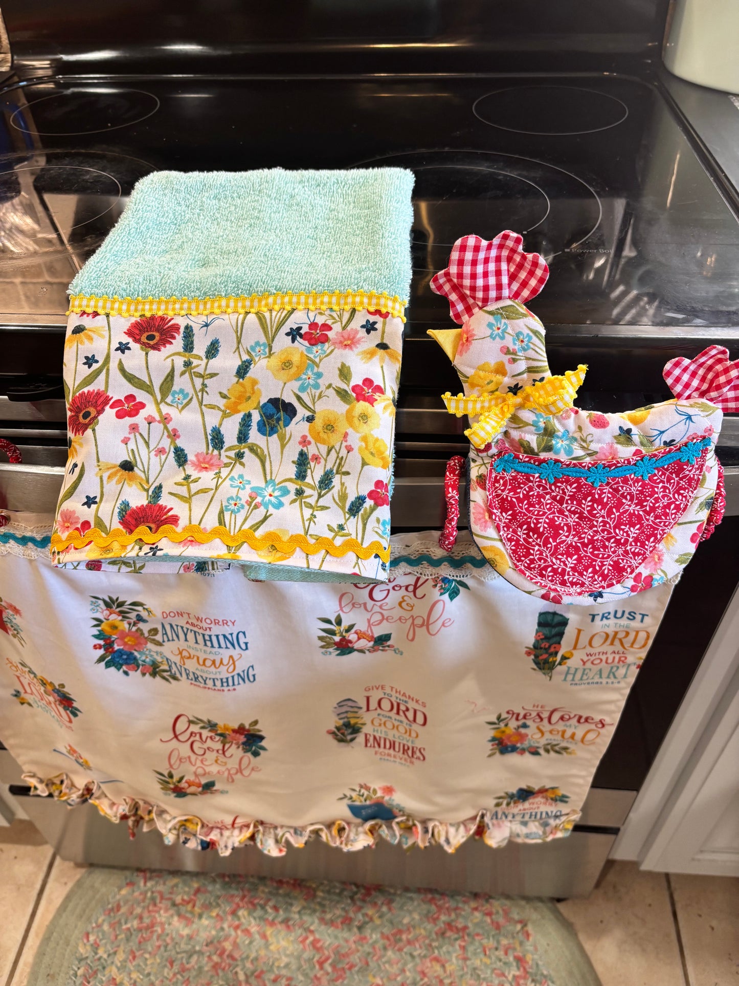 Quilted denim chicken oven mitt set