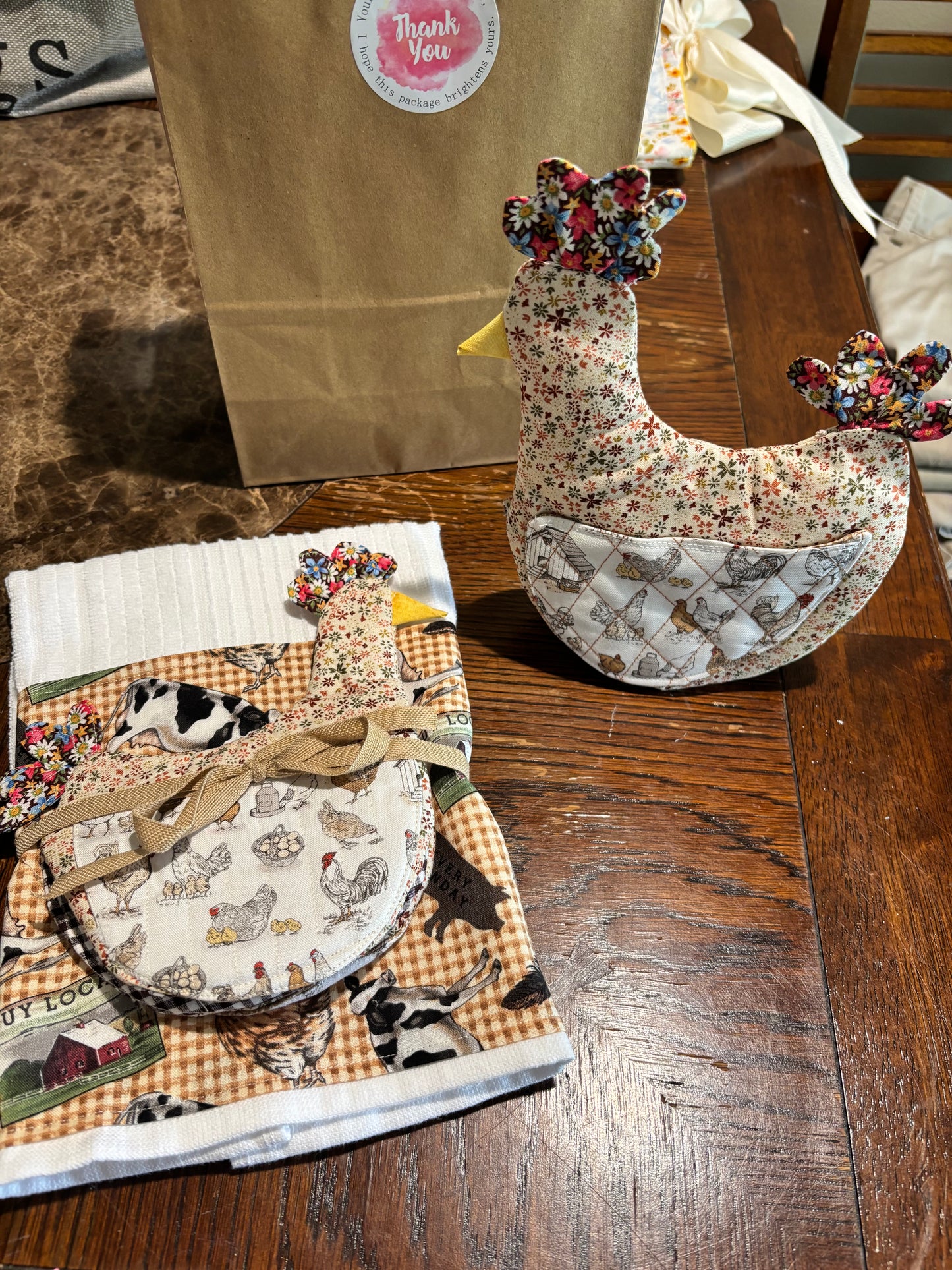 Chicken (on the farm) oven mitt set