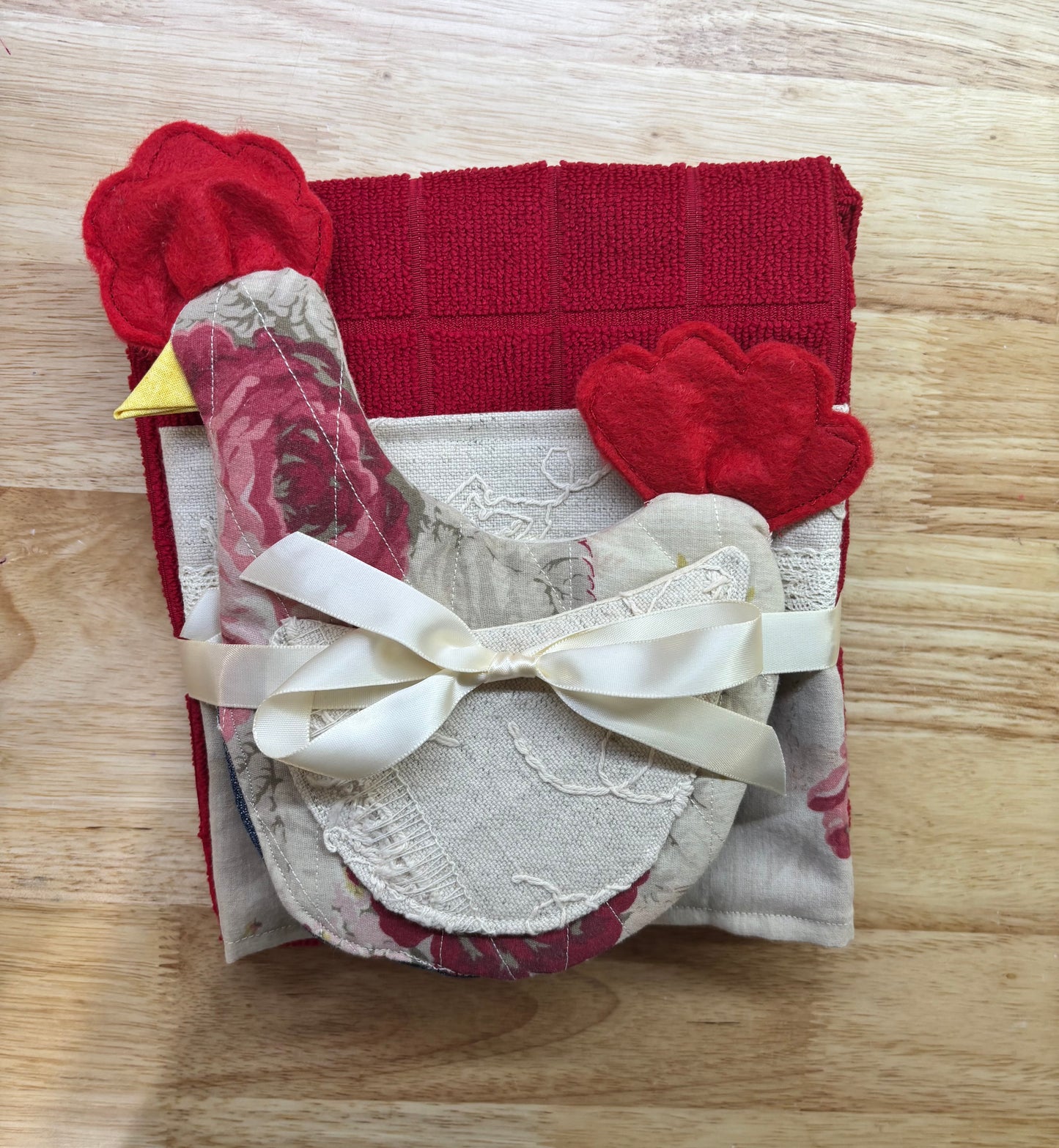 Vintage linen chicken oven mitt set