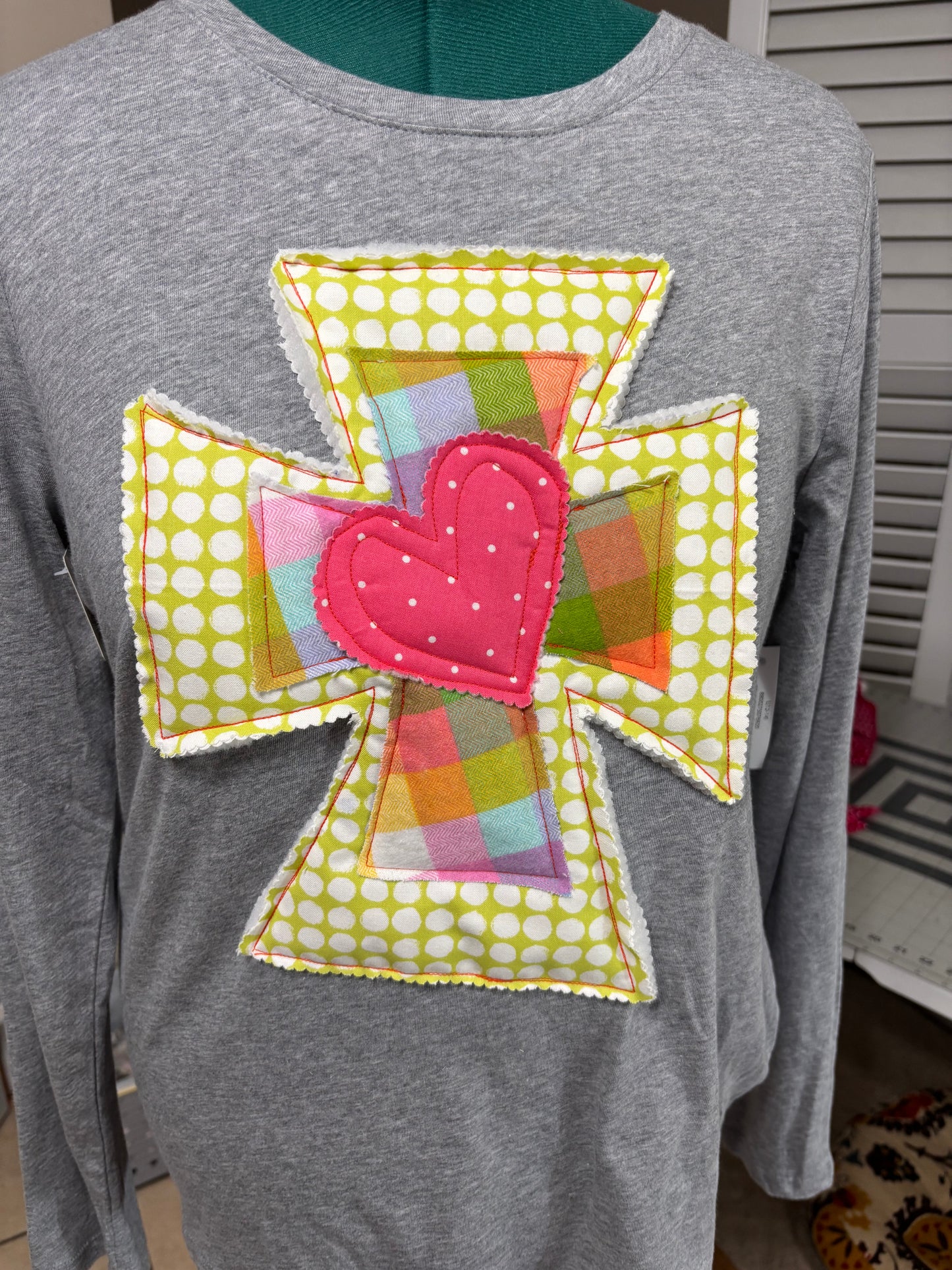 Cross my heart appliquéd tee